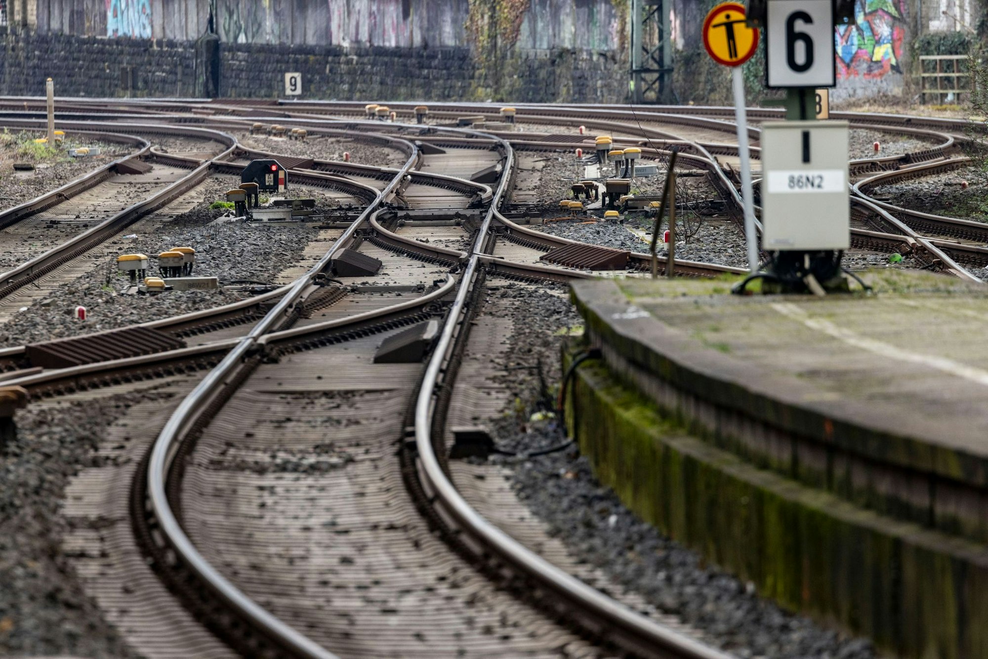Die Bahn repariert die Strecke zwischen Wuppertal und Hagen. Das hat Auswirkungen für die Reisenden. (Symbolbild)