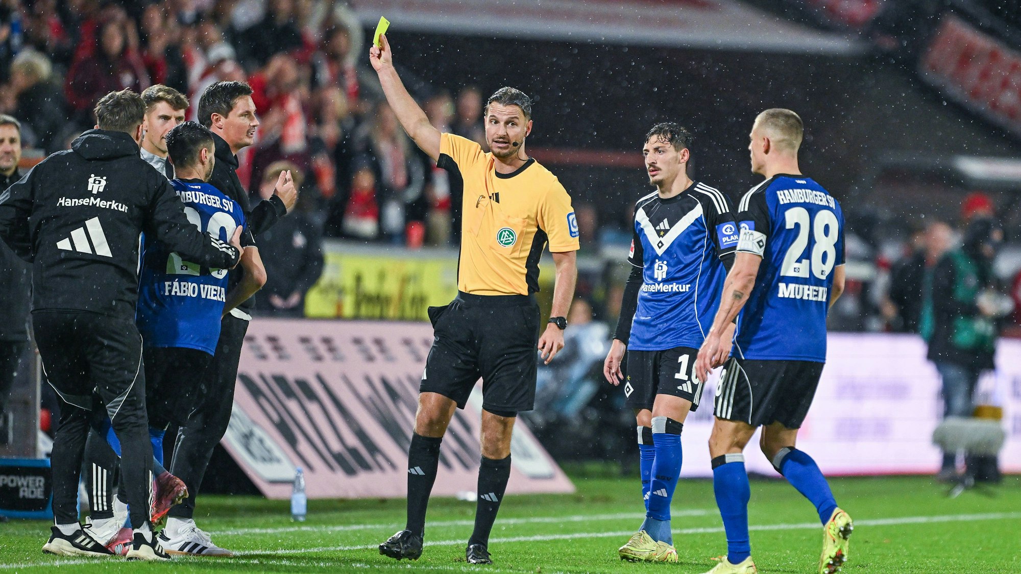 Schiedsrichter Daniel Schlager zeigt Trainer Merlin Polzin Hamburger SV die gelbe Karte