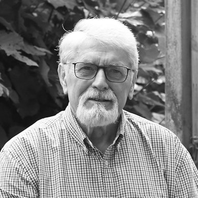 Schwarz-weiß-Aufnahme eines Herrn mit Bart und Brille.