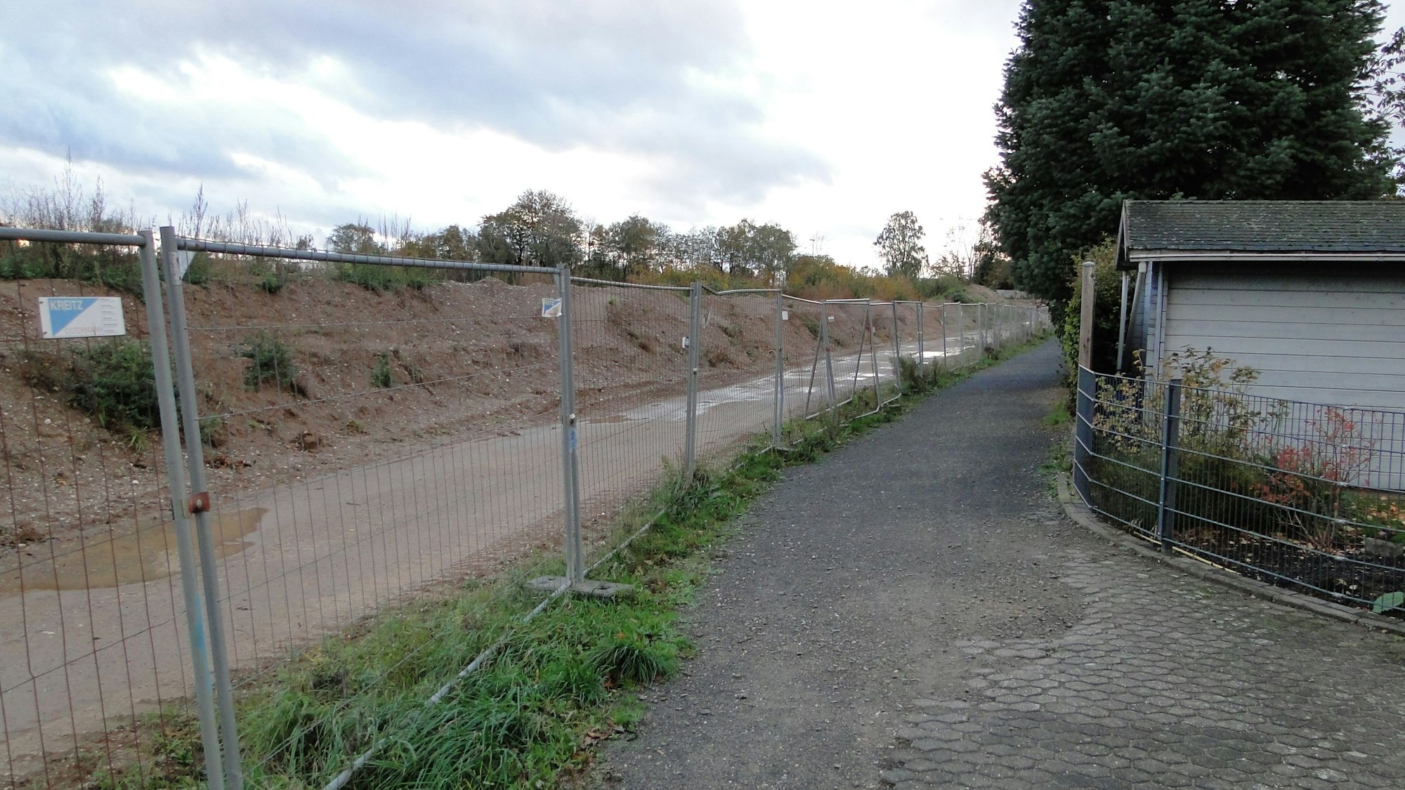 Inzwischen ist der parallel zur Straße „Am Entenpfuhl“ verlaufende Bauabschnitt abgeschlossen. Ein Fußweg trennt den Kanalverlauf von den Grundstücksgrenzen.