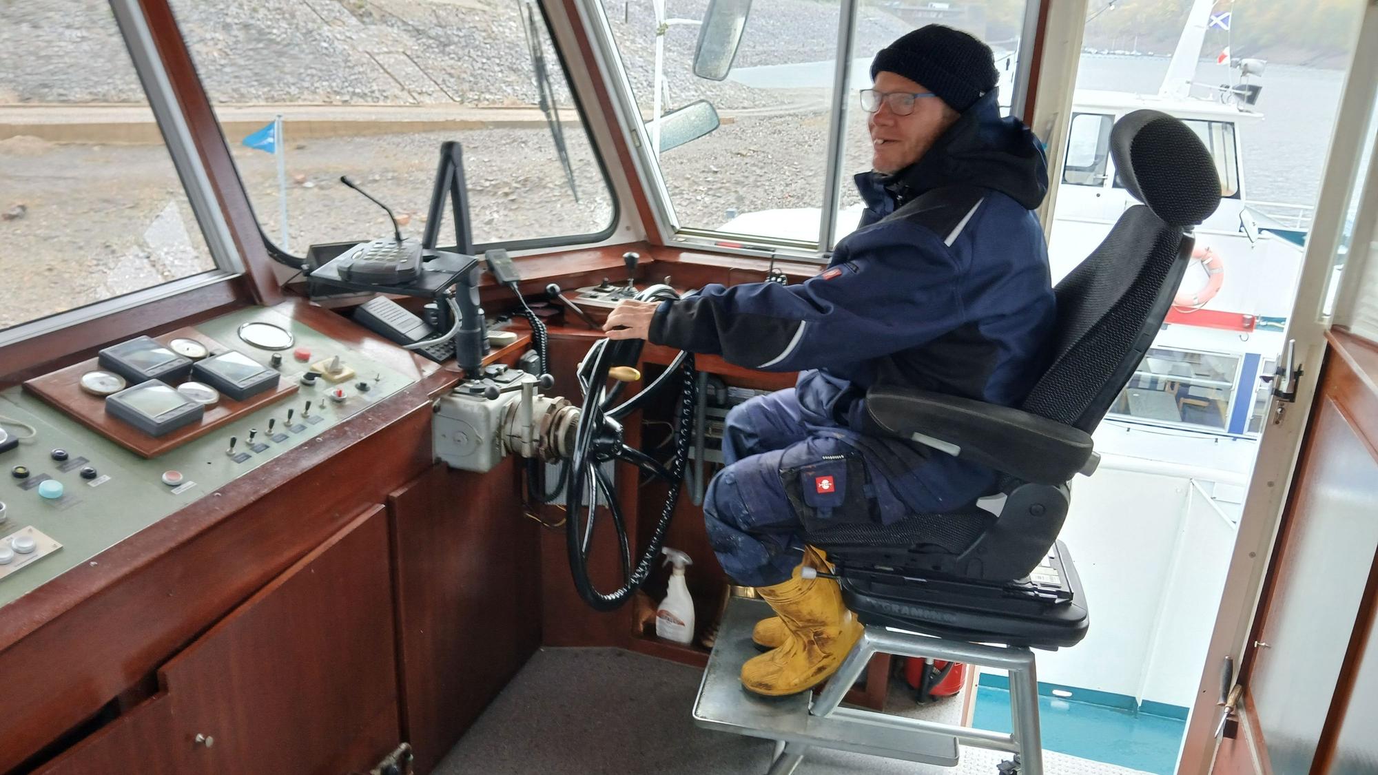 Kapitän Klaus Blumberg sitzt an seinem alten Steuerstand, der modernisiert wird in der Winterpause.