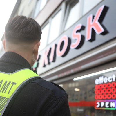 Mitarbeiter des Ordnungsamtes vor einem Kiosk