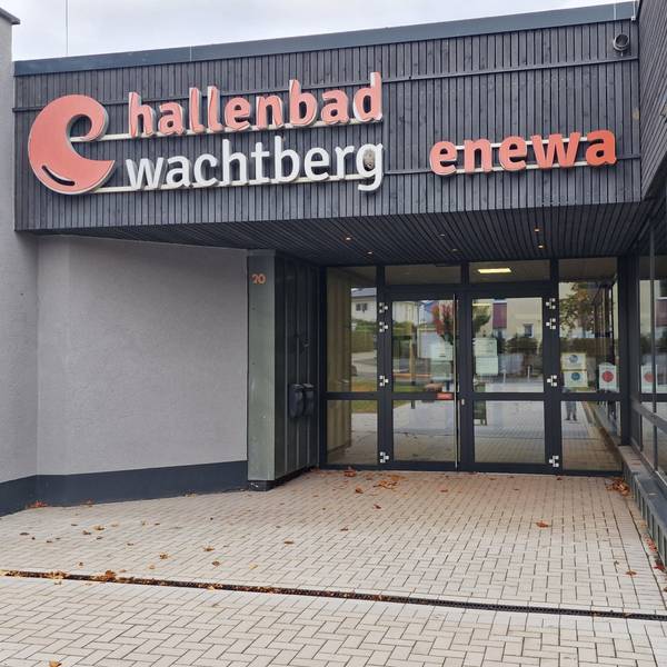 Trotz Mehrkosten und Bauverzögerungen blättert noch die Beschriftung am zu sanierenden Wachtberger Hallenbad. Wann geöffnet wird, ist immer noch fraglich.