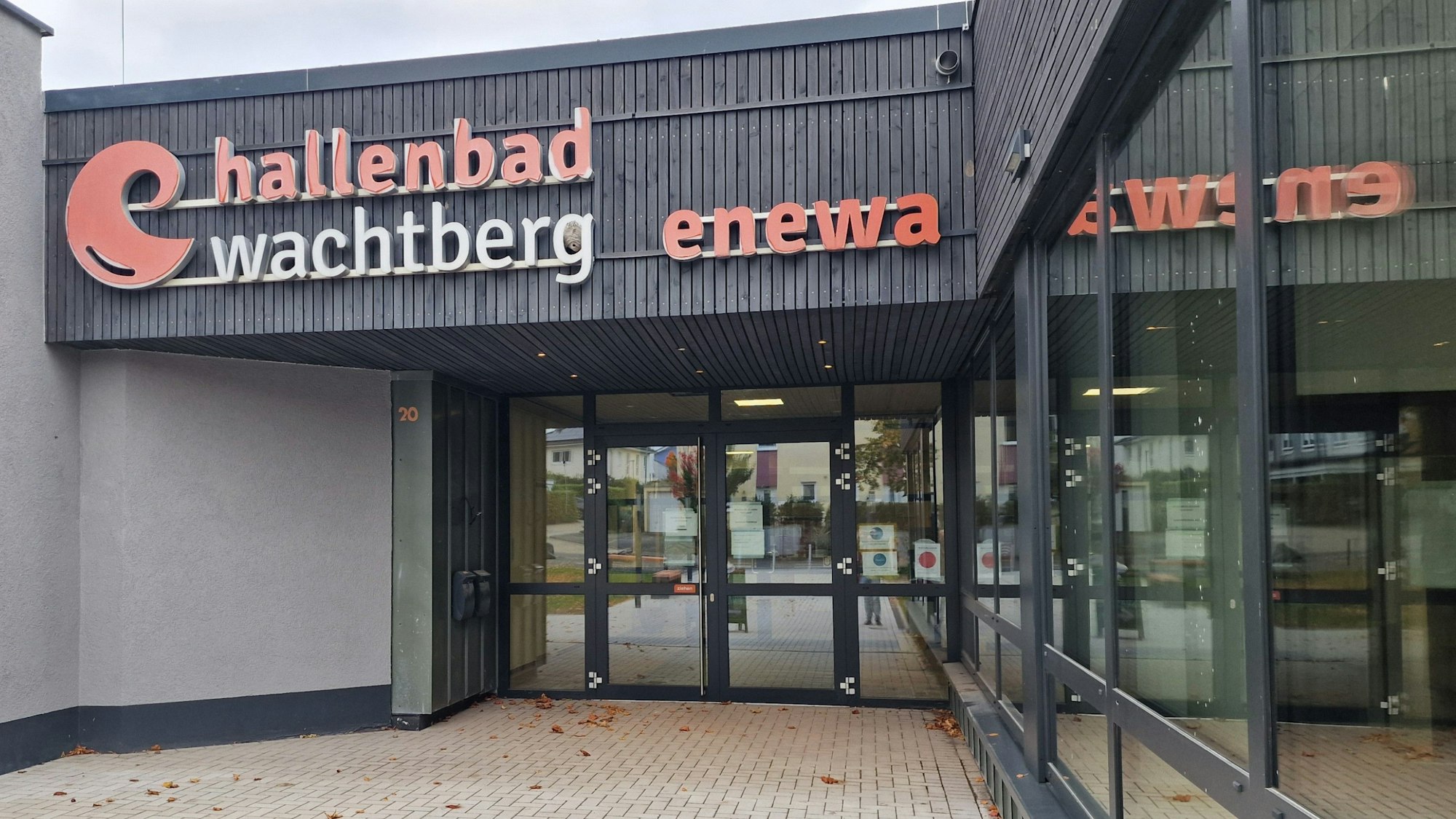 Trotz Mehrkosten und Bauverzögerungen blättert noch die Beschriftung am zu sanierenden Wachtberger Hallenbad. Wann geöffnet wird, ist immer noch fraglich.