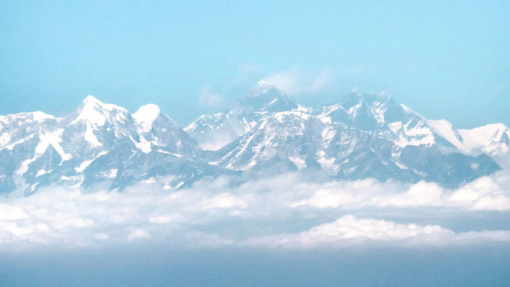 Blick aus dem Flugzeug auf das Himalaya-Gebirge mit dem Mount Everest. In der Region des Yalung Ri kamen mehrere Personen ums Leben.
