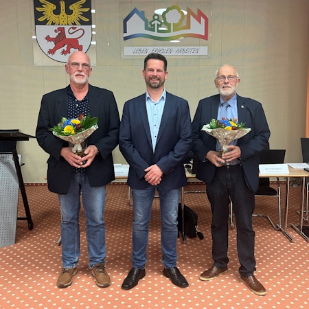 Reichshofs neuer Bürgermeister Jan Gutowski (parteilos, Mitte) mit seinen ehrenamtlichen Stellvertretern Gerald Zillig (SPD, links) und Karl Bodo Leienbach (FWO, rechts)