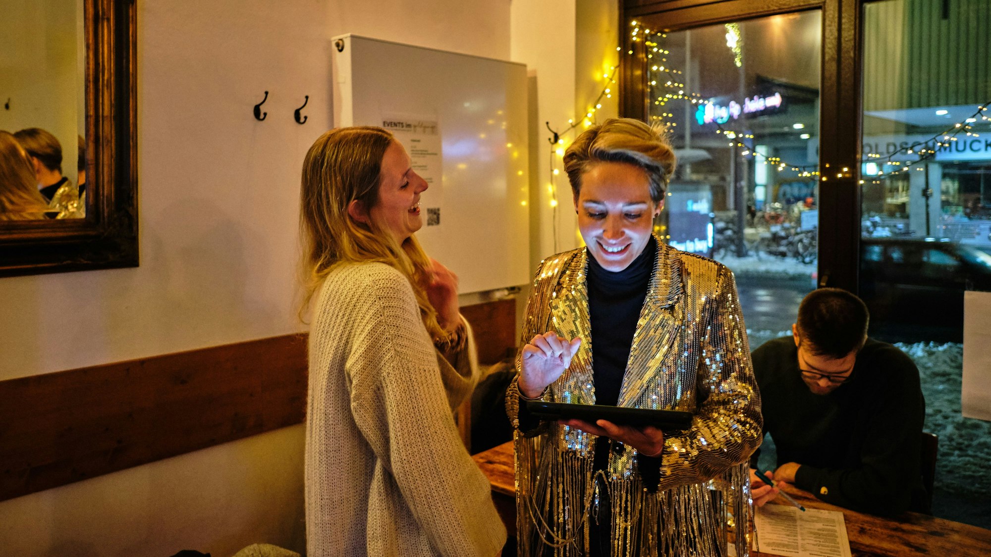 Beim Goldigen Bingo ist alles Gold: die Kugeln, genau wie die Moderatorin.