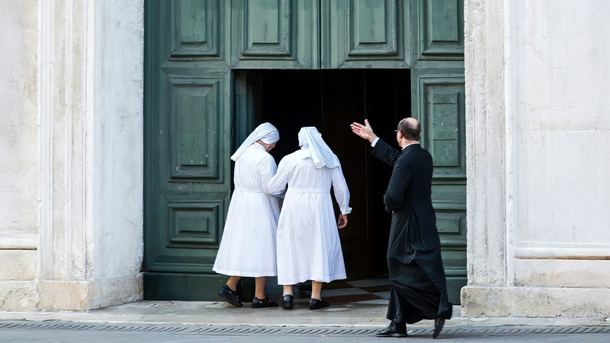 Das Bild zeigt zwei Nonnen und einen Geistlichen.