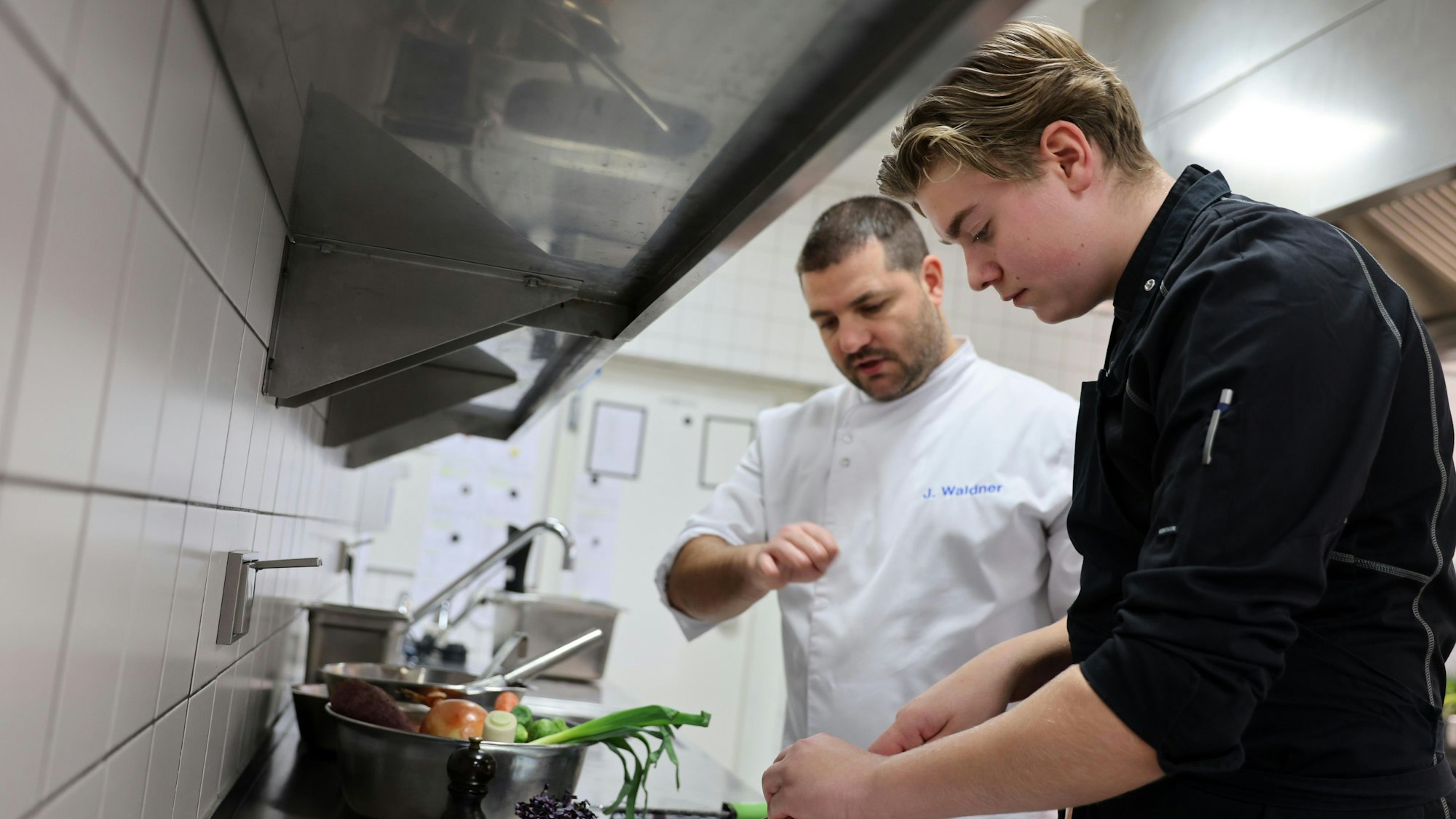 Azubi Luciano Dillmann bereitet mit Unterstützung von Julian Waldner Thunfisch-Tartar zu.