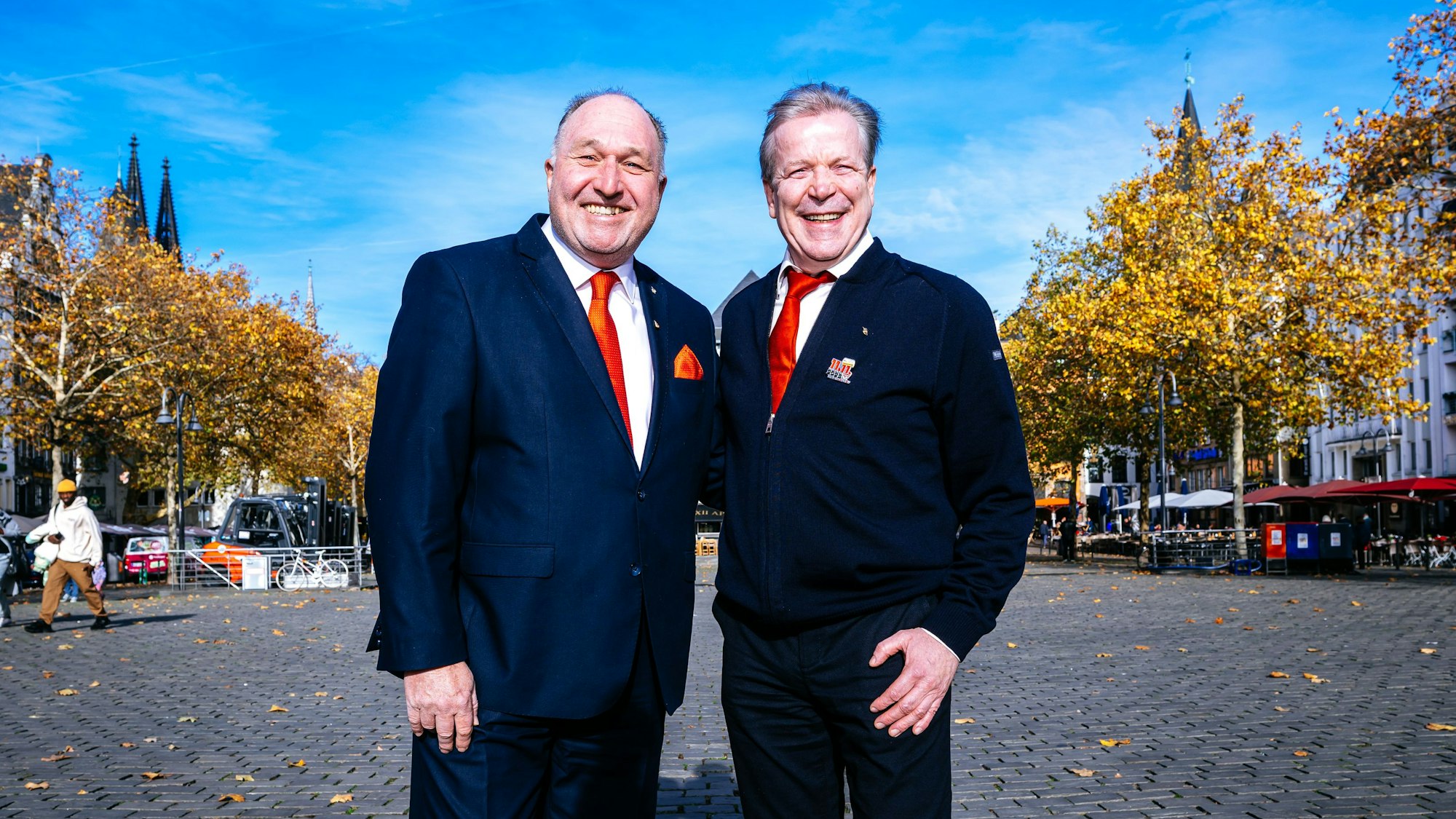 Voller Vorfreude: Ralf Schlegelmilch (l.), Präsident der Willi Ostermann Gesellschaft und Christoph Kuckelkorn, Präsident des Festkomitees Kölner Karneval auf dem Heumarkt.