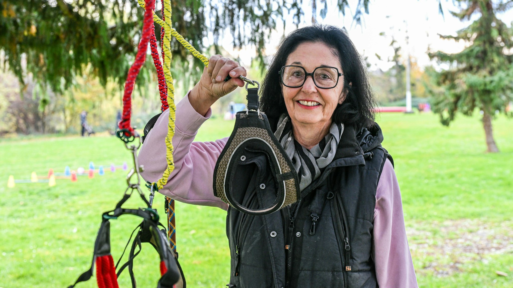 Bad Friedrichshall: Hundetrainerin Barbara Gerlinger hält eine Hundeleine in der Hand. Sie leitet einen Kurs für Hobby-Dogging.