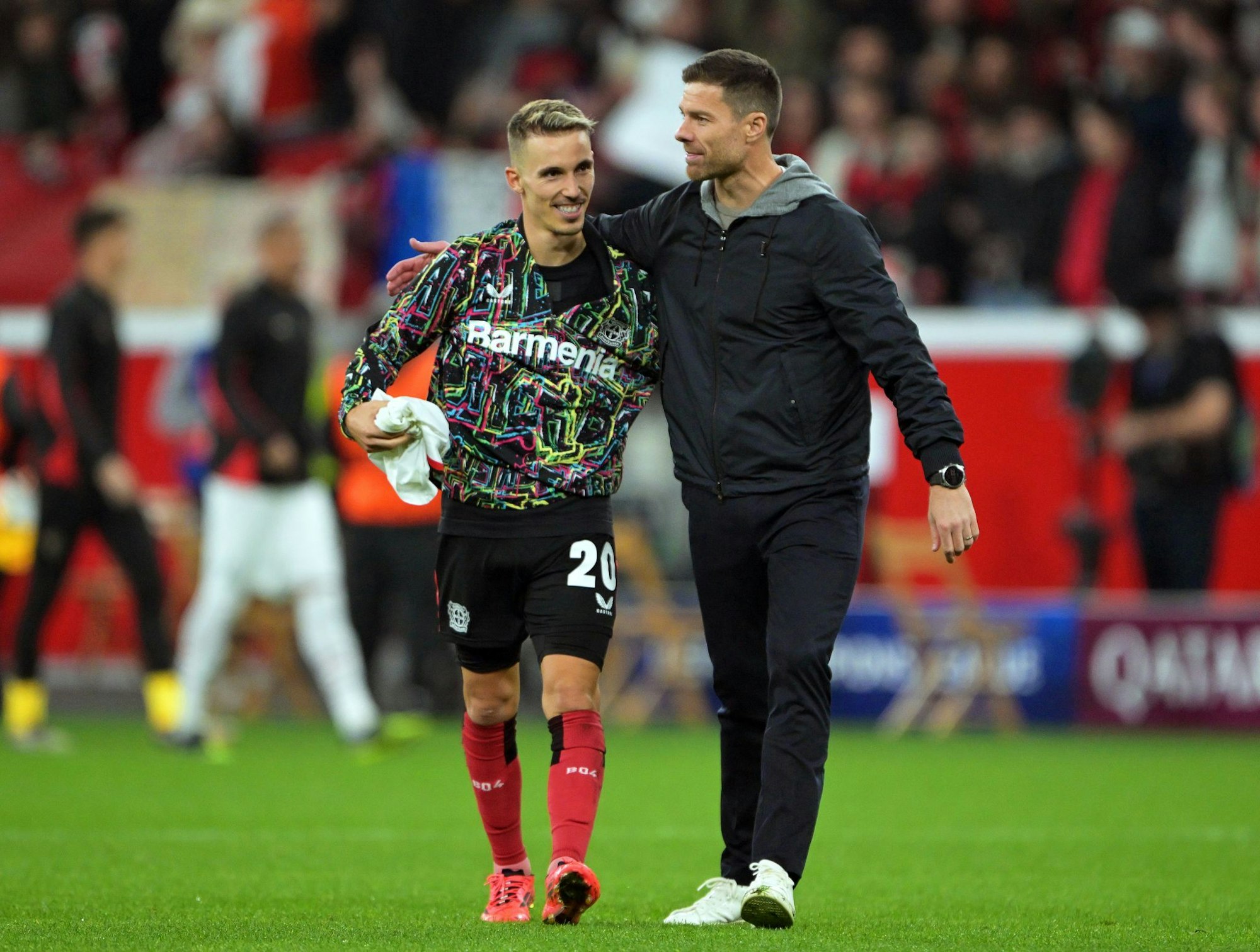 Alejandro Grimaldo (l.) mit seinem Ex-Trainer und Landsmann Xabi Alonso. (Archivbild)