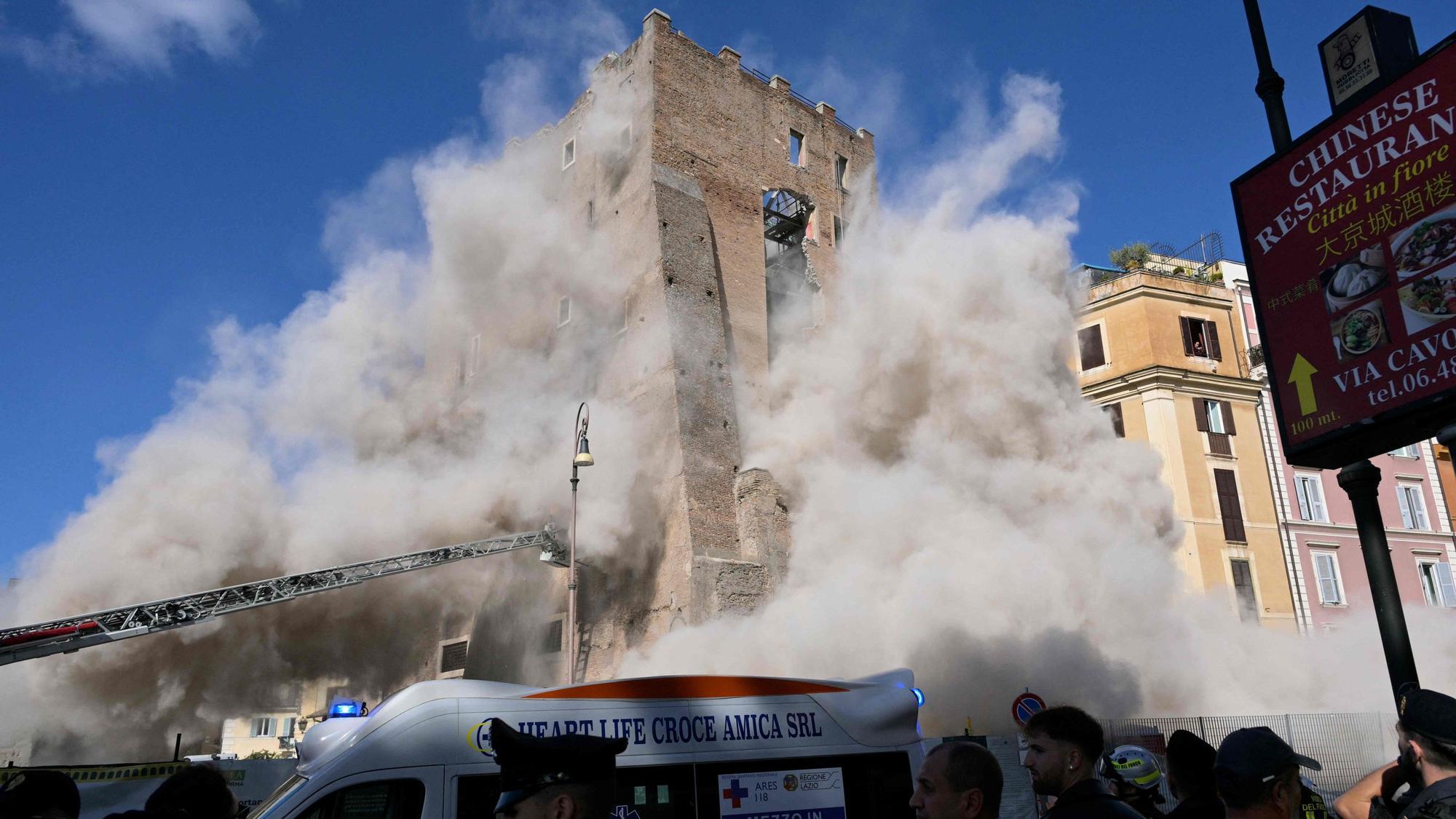 Staub steigt auf, nachdem im Zentrum der italienischen Hauptstadt ein Teil des mittelalterlichen Turms Torre dei Conti eingestürzt ist. (Archivbild)