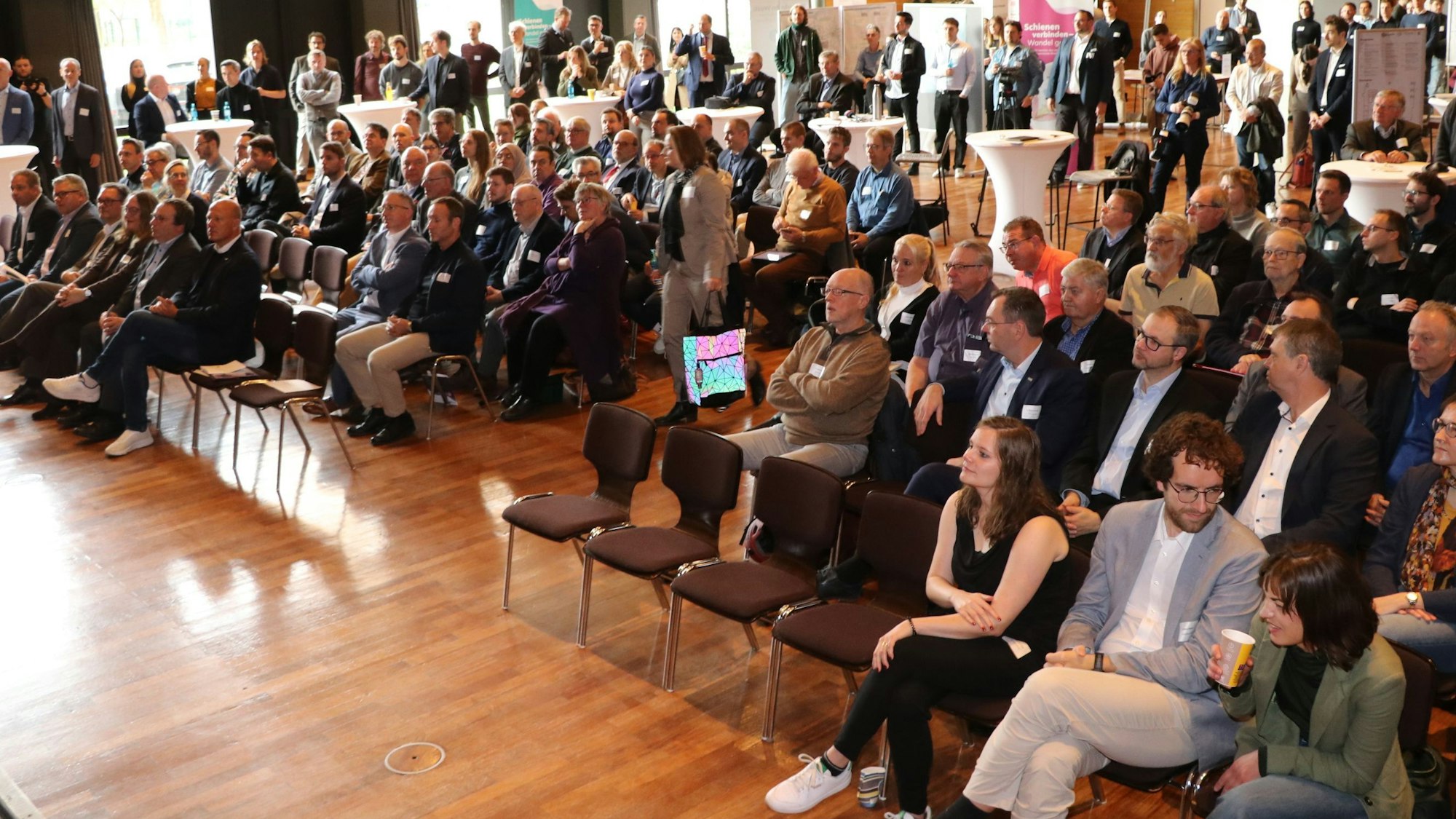 Das Foto zeigt einen Saal voller Menschen.