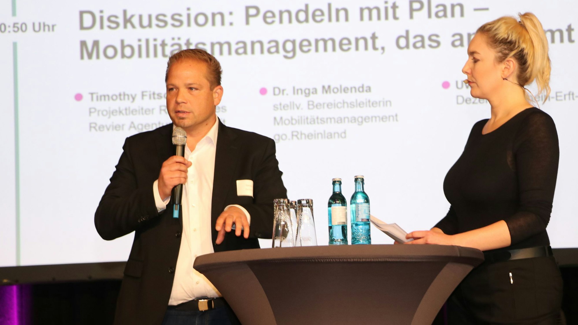 Das Foto zeigt einen Mann und eine Frau auf der Bühne.