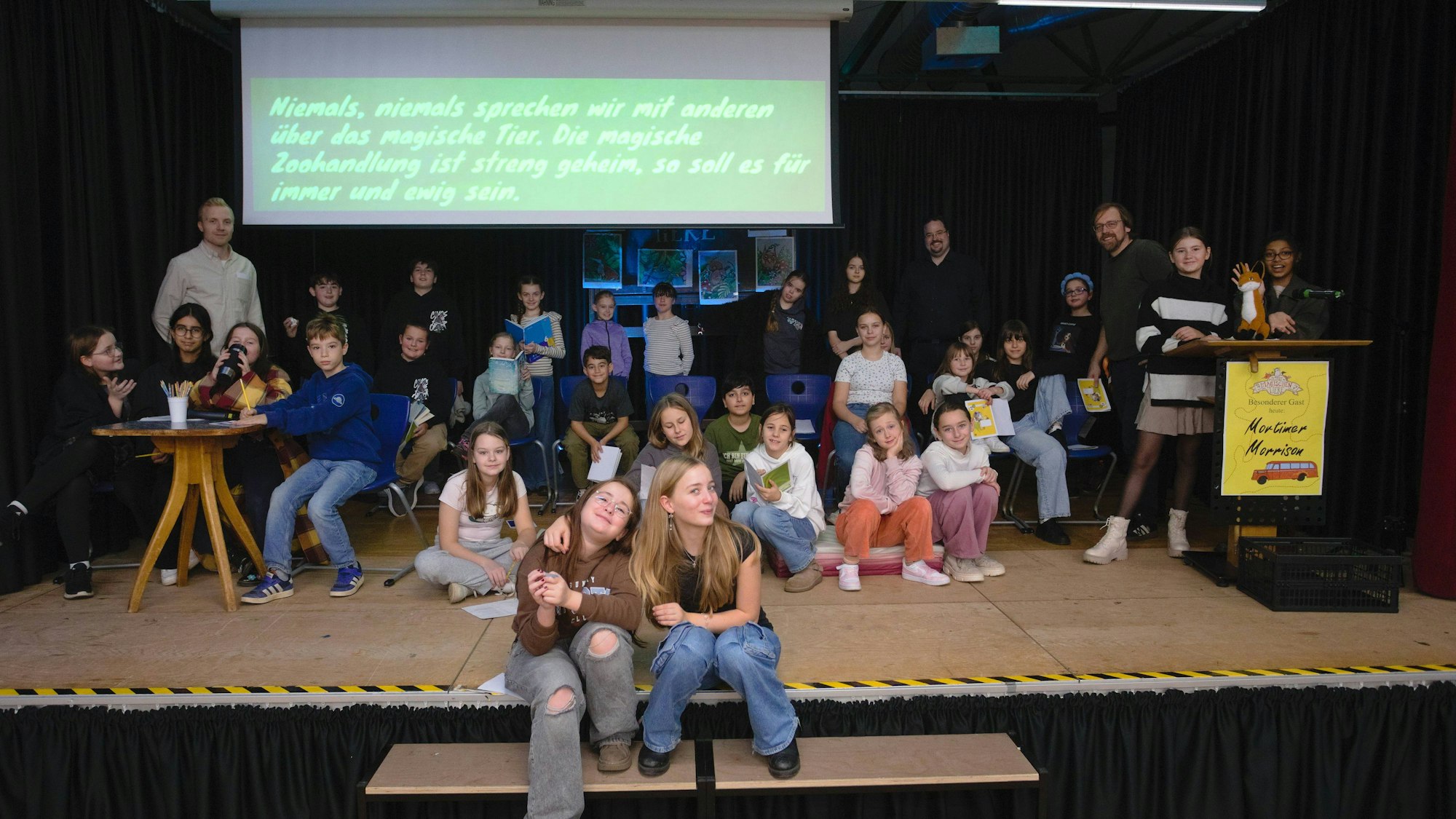 Schüler führen eine Szene aus dem Buch "Die Schule der magischen Tiere" auf.