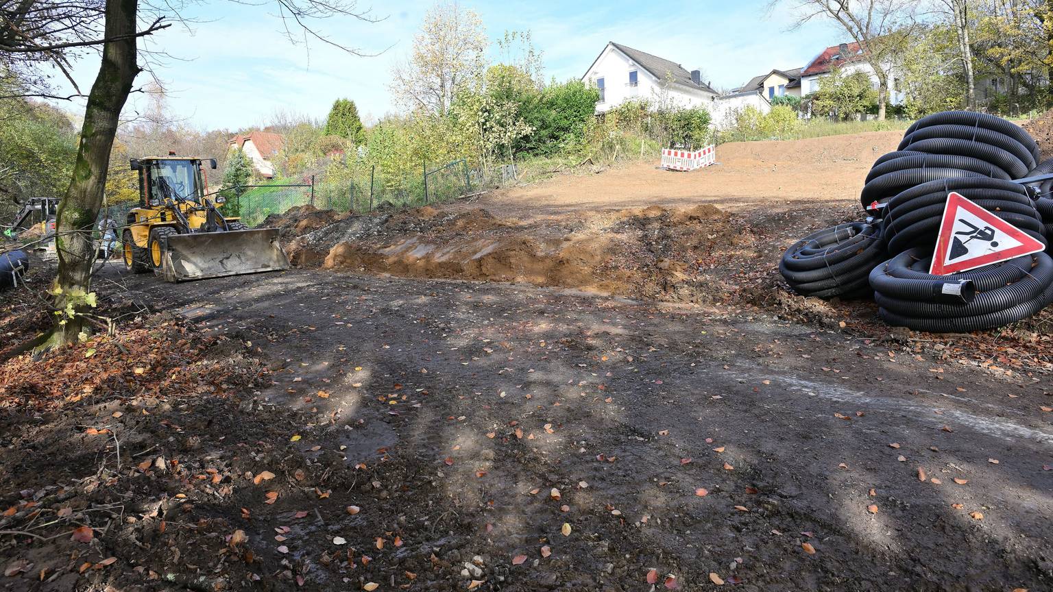 Das Foto zeigt Arbeiten zur Erweiterung des Regenrückhaltebeckens