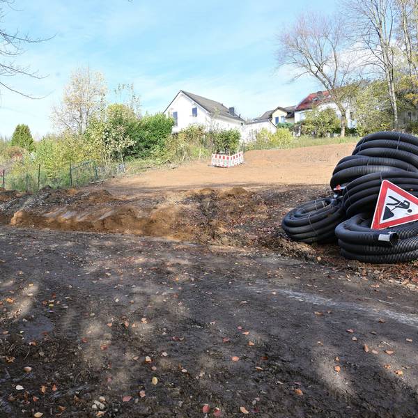Das Foto zeigt Arbeiten zur Erweiterung des Regenrückhaltebeckens