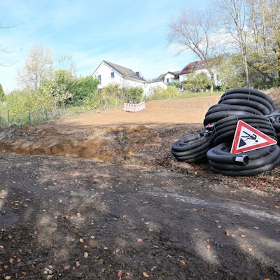 Das Foto zeigt Arbeiten zur Erweiterung des Regenrückhaltebeckens