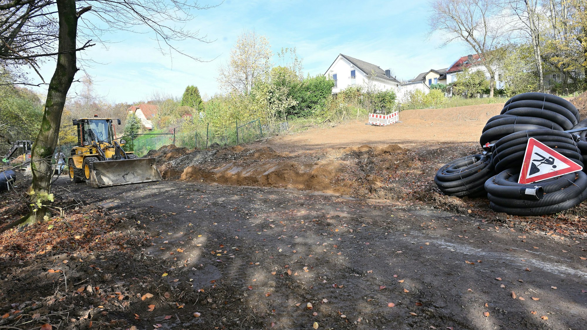 Das Foto zeigt Arbeiten zur Erweiterung des Regenrückhaltebeckens
