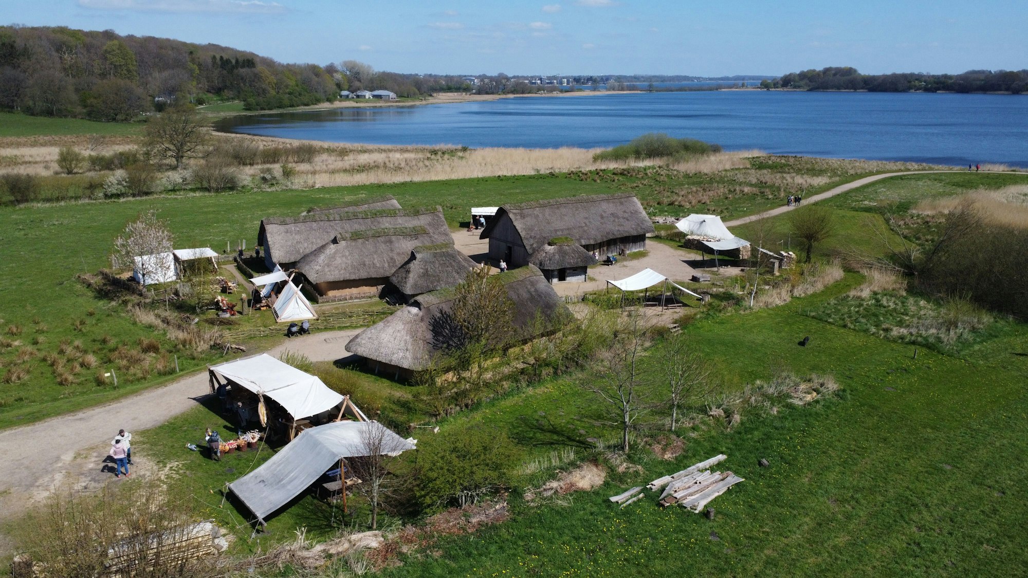 Blick auf die rekonstruierte Wikinger-Siedlung beim Weltkulturerbe Haithabu