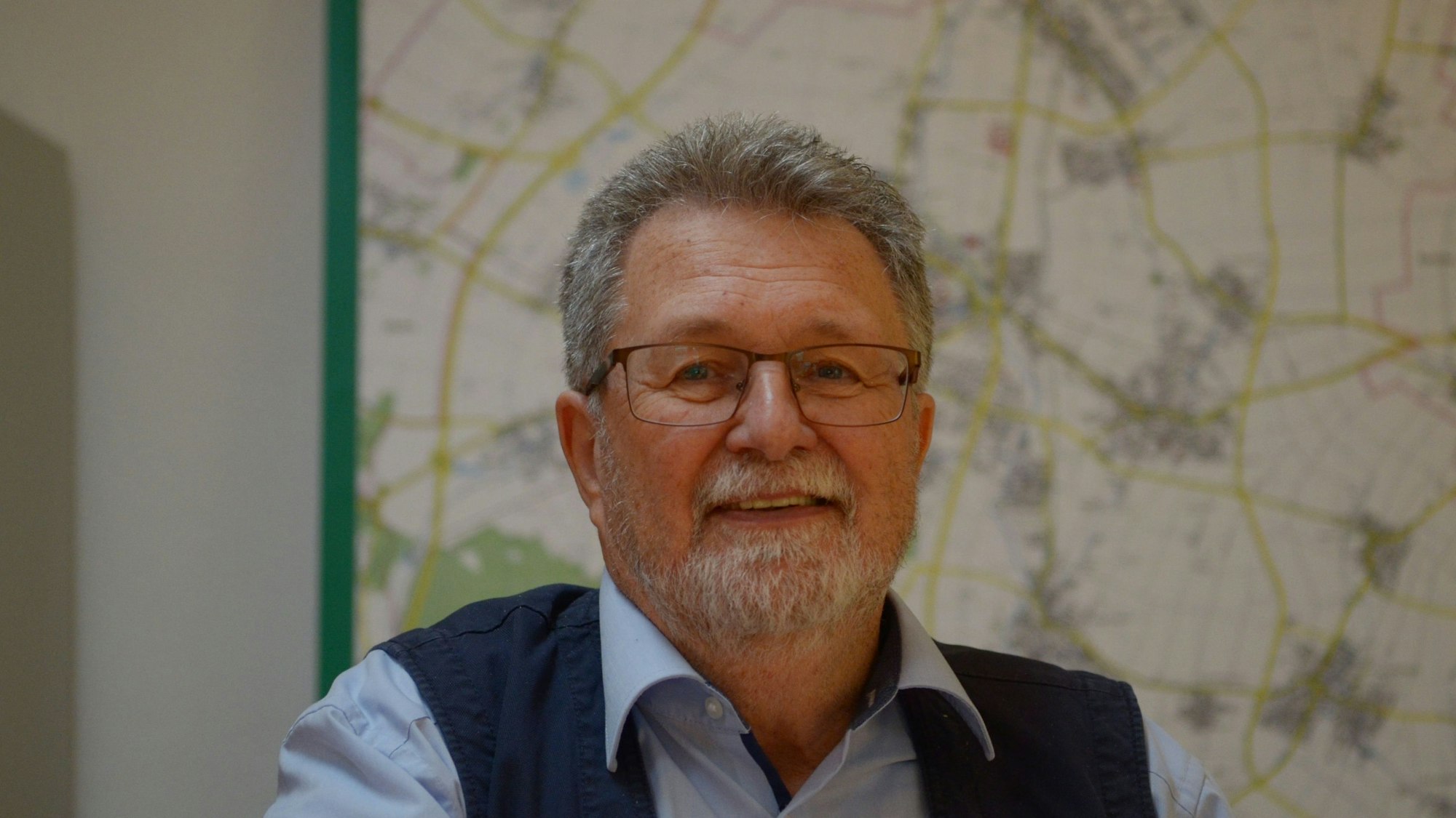 Ein Porträt von Manfred van Bahlen.