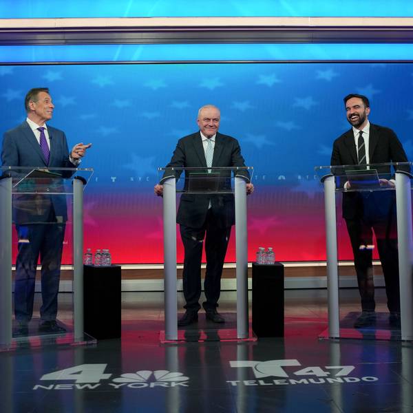 Der unabhängige Kandidat Andrew Cuomo (l-r), der republikanische Kandidat Curtis Sliwa und der demokratische Kandidat Zohran Mamdani nehmen an einer Bürgermeisterdebatte teil.