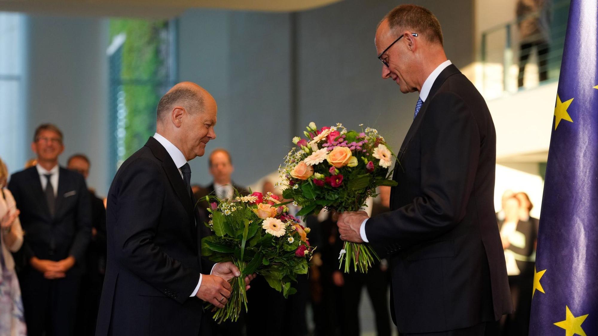 Das Kanzleramt hat SPD-Mann Scholz an seinen CDU-Nachfolger Merz übergeben - einfacher Abgeordneter bleibt er. (Archivbild)