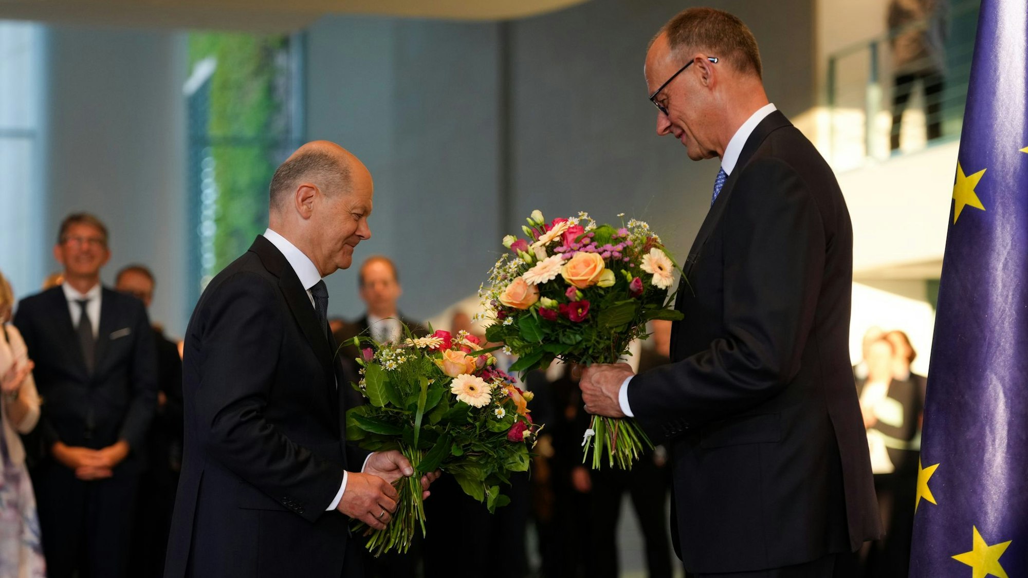 Das Kanzleramt hat SPD-Mann Scholz an seinen CDU-Nachfolger Merz übergeben - einfacher Abgeordneter bleibt er. (Archivbild)