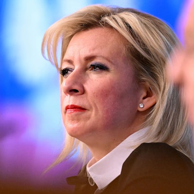 Maria Sacharowa ist die Sprecherin des russischen Außenministeriums. Im Vordergrund ist schemenhaft Außenminister Sergej Lawrow zu sehen. (Archivbild)