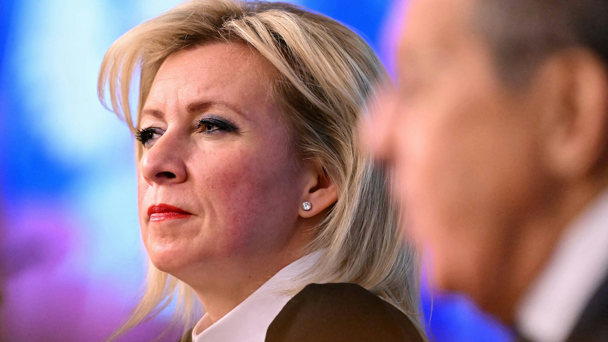 Maria Sacharowa ist die Sprecherin des russischen Außenministeriums. Im Vordergrund ist schemenhaft Außenminister Sergej Lawrow zu sehen. (Archivbild)