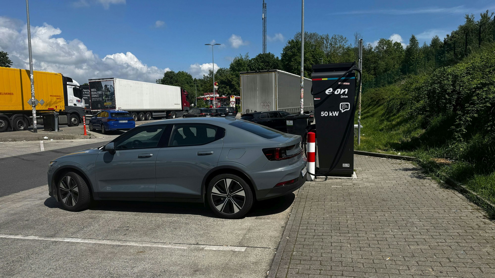 Nur mit 50 kW kann man nach ADAC-Angaben an der A1-Rastanlage Kucksiepen bei Wuppertal laden.