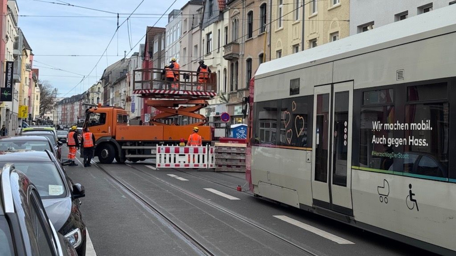 Ein Kranwagen auf Zülpicher Straße versperrt der Linie 9 den Weg.