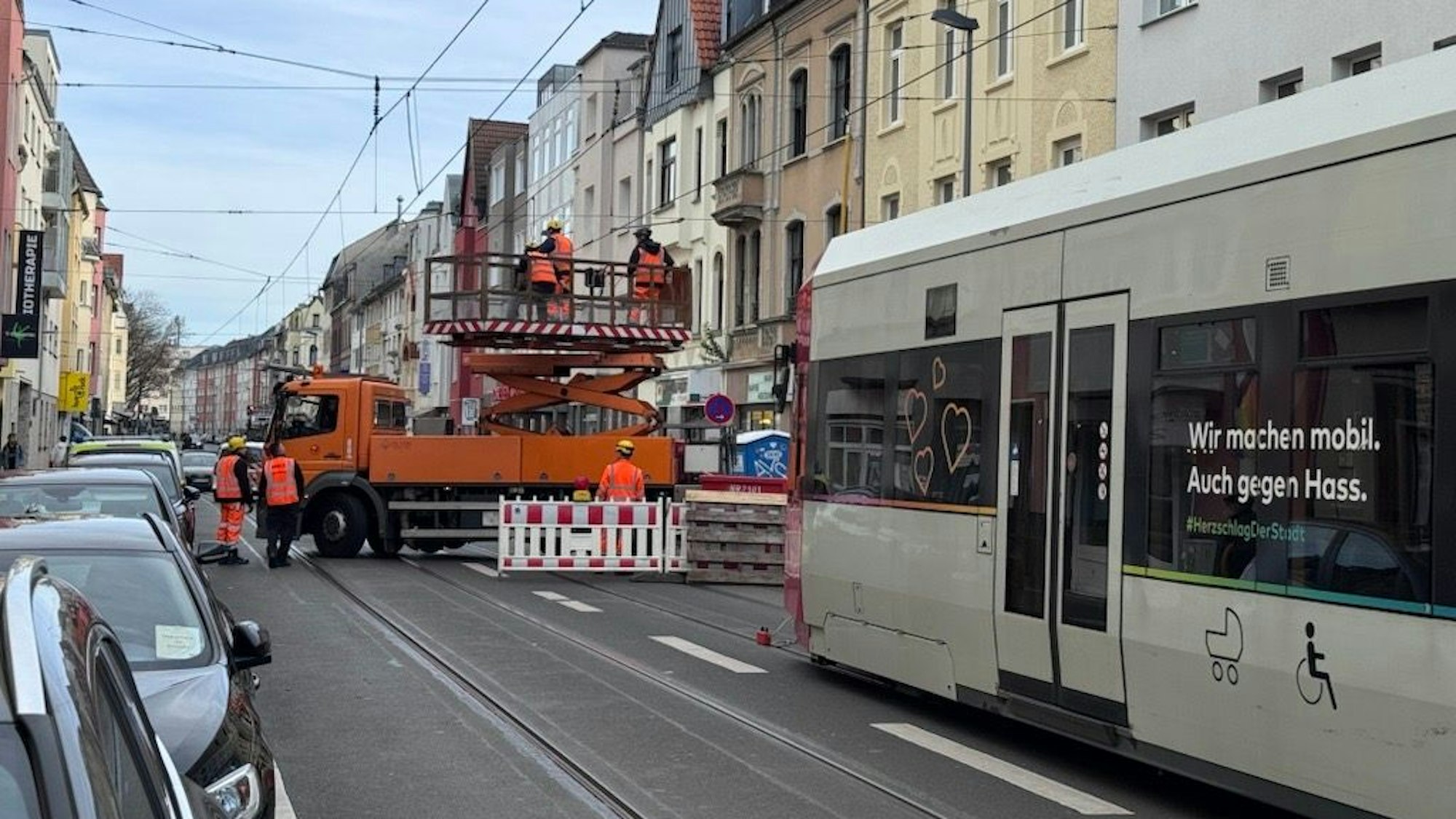 Ein Kranwagen auf Zülpicher Straße versperrt der Linie 9 den Weg.