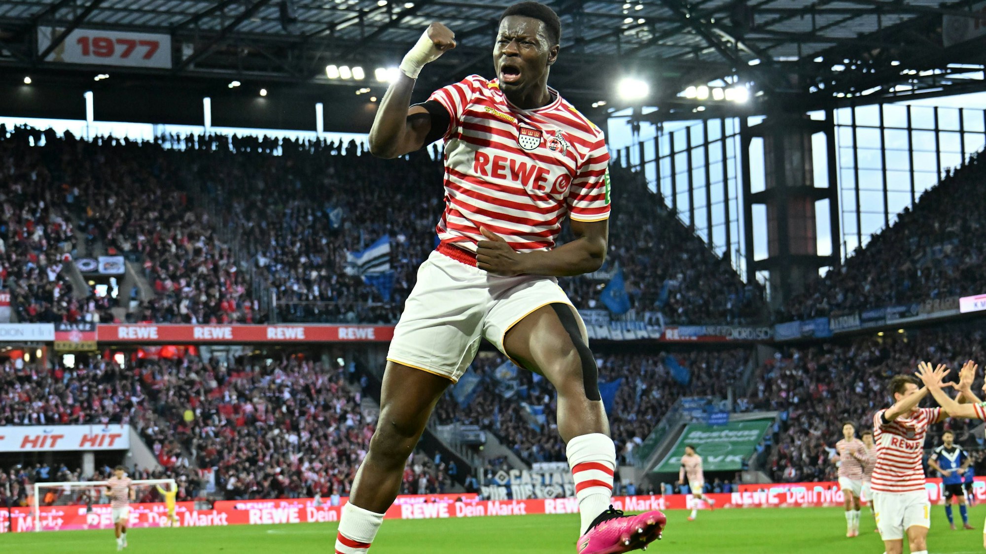 Ragnar Ache jubelt nach seinem Treffer gegen Hamburg.