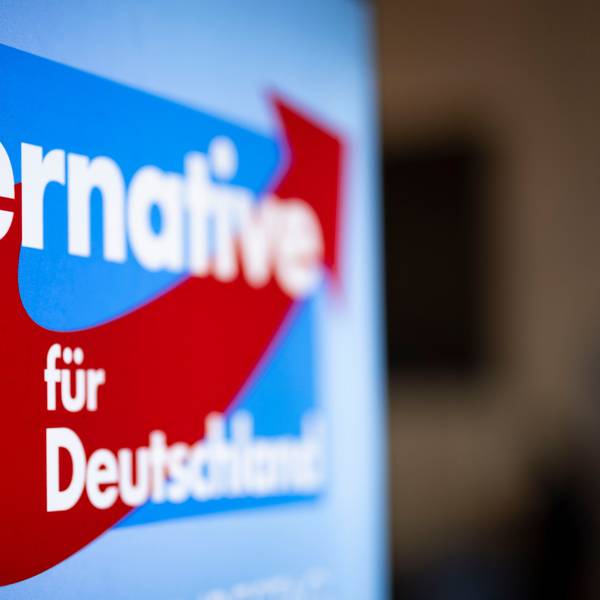 Aufsteller mit dem Schriftzug «Alternative für Deutschland» und dem Logo der AfD.