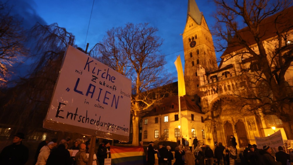 Mehr Laienbeteiligung gehört zum Forderungskatalog von reformorientierten Katholiken. (Archivbild)