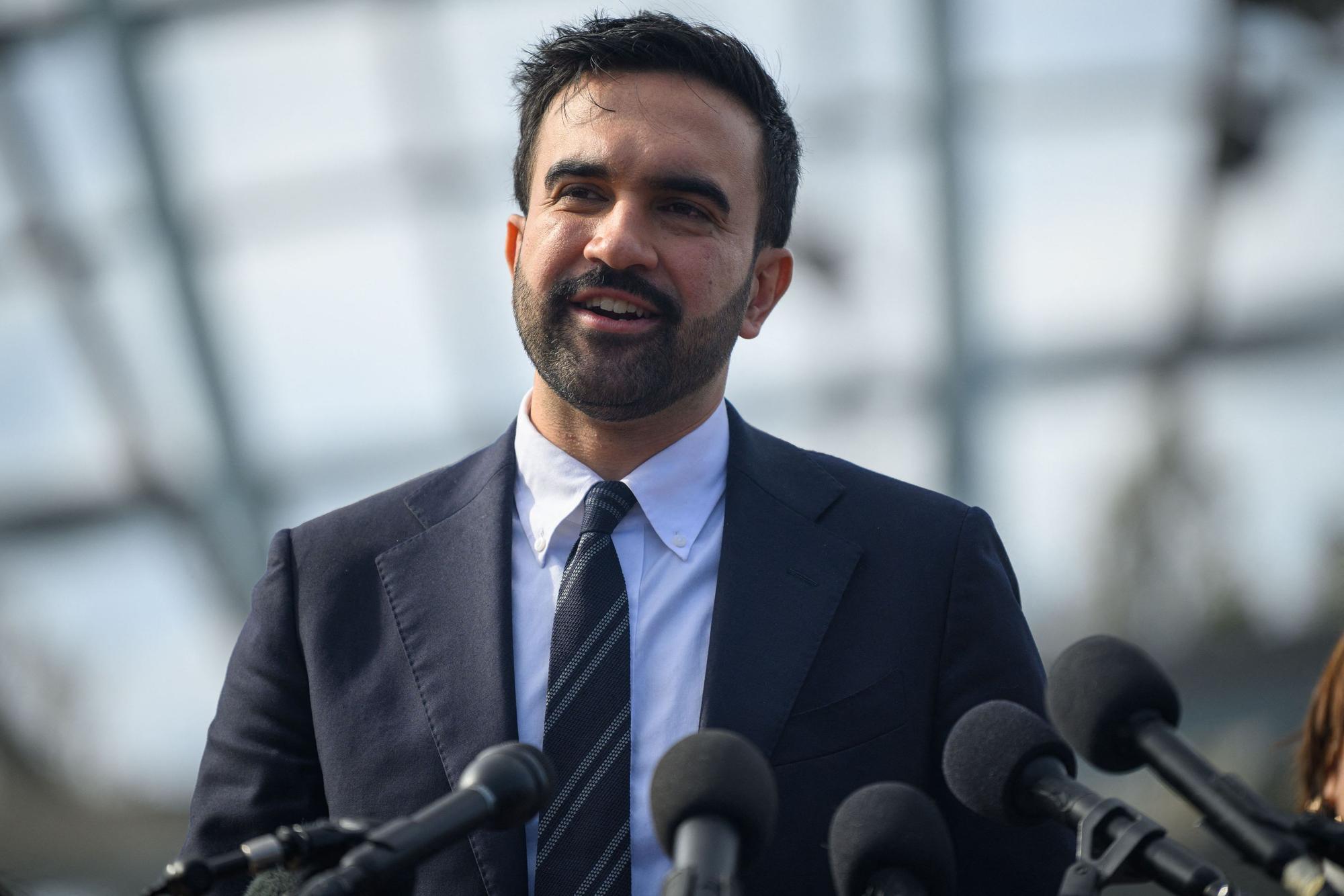 Sieg in New York: Zoran Mamdani bei seiner Pressekonferenz am Tag nach dem Wahlsieg in New York.