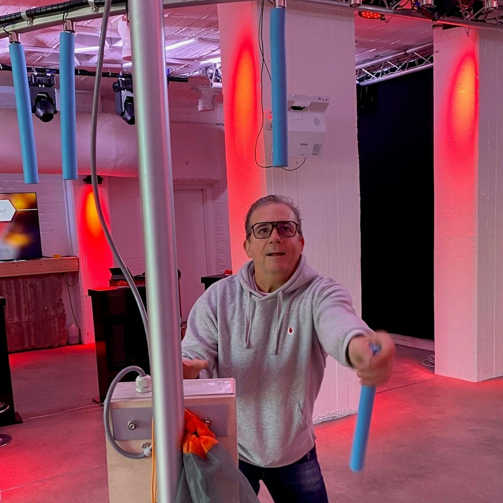 Zu sehen ist ein Mann, der fallende Schaumstoff-Sticks fängt.