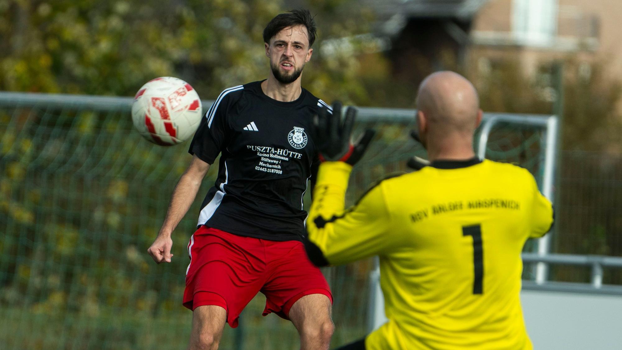 Fußballer Fabrice Stallzus aus Mechernich schaut einem Ball hinterher. Der Torwart im gelben Trikot ist von hinten zu sehen.