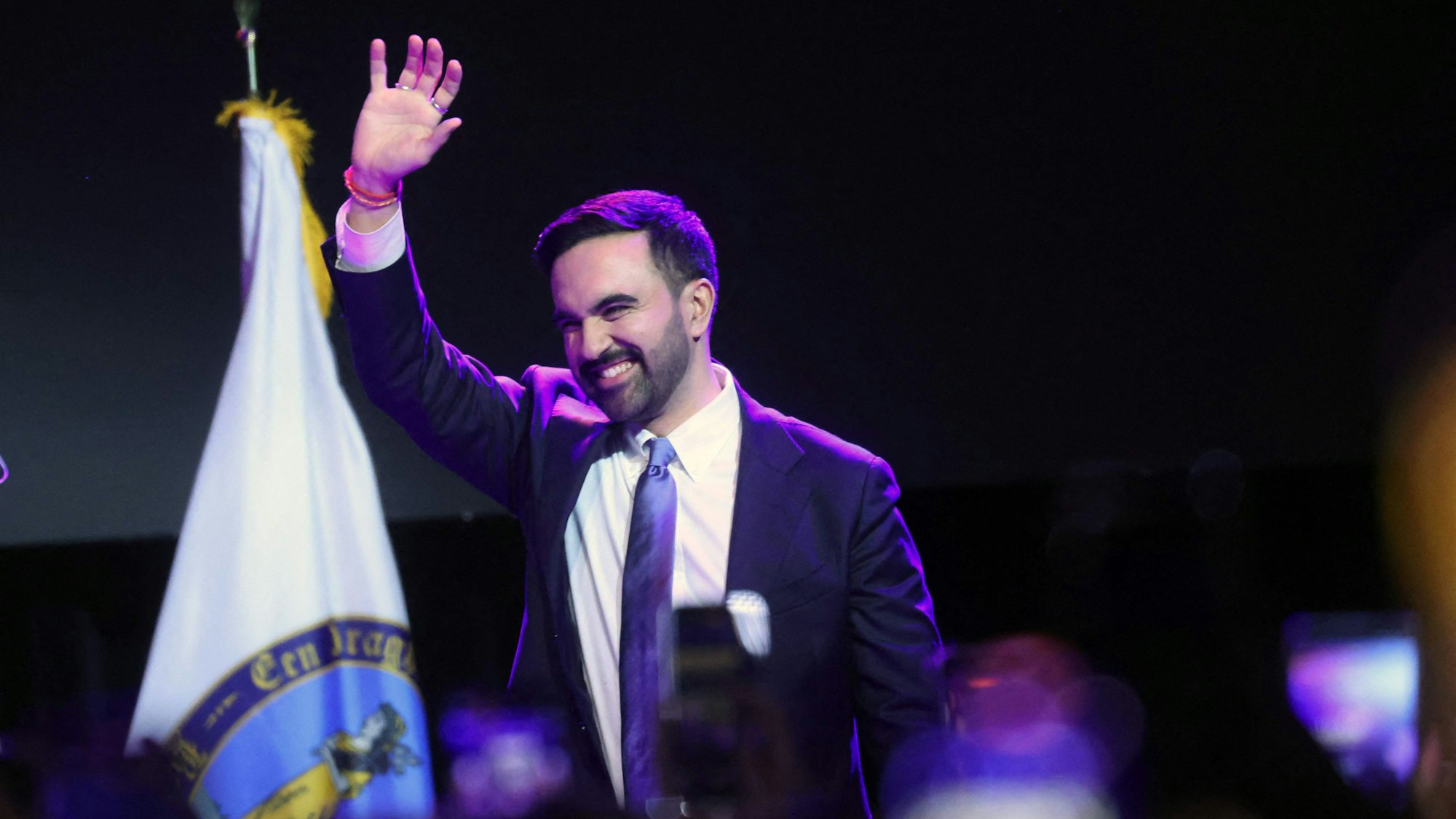 New Yorks neuer Bürgermeister Zohran Mamdani winkt nach seinem Sieg in die Menge.