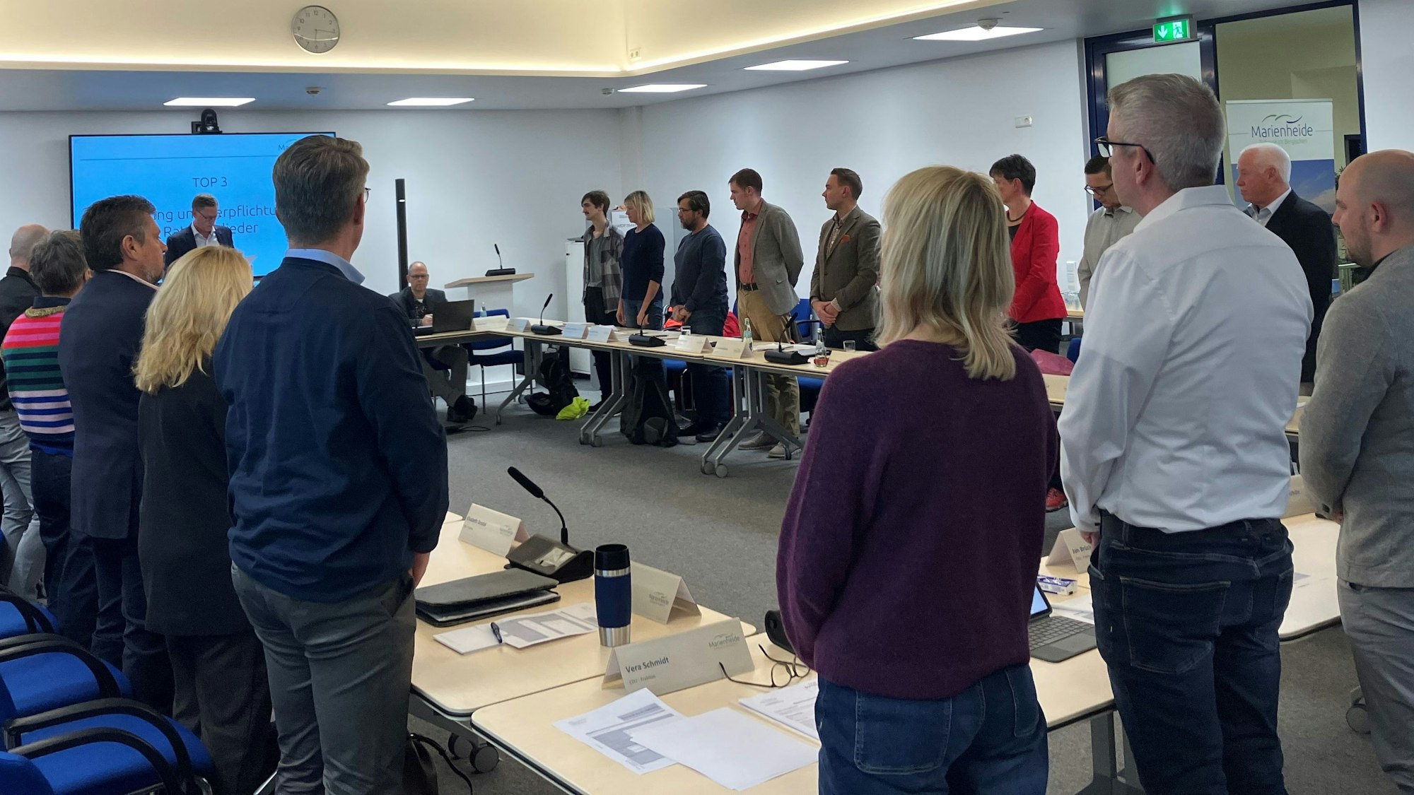 Die neuen Ratsmitglieder haben sich erhoben.