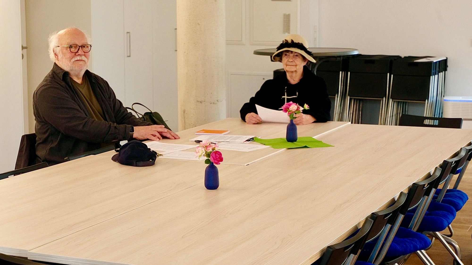 Vereinsvorsitzender Werner Kämper und Vereinsmitglied Iseltraut Popke im Kulturraum des Vereins Zeitgeist.