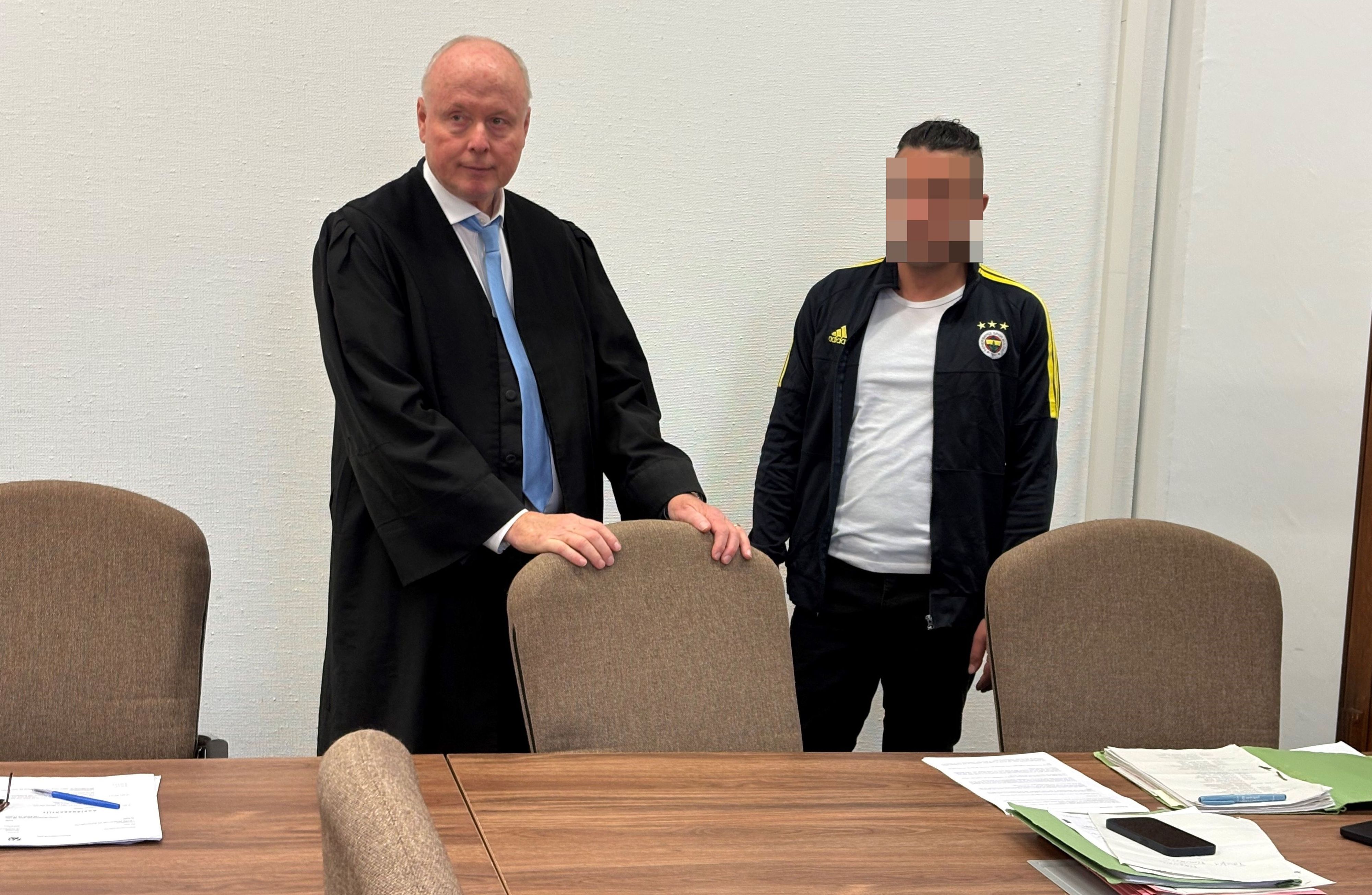Der Angeklagte mit seinem Verteidiger Mario Geuenich beim ersten Prozess im Kölner Landgericht