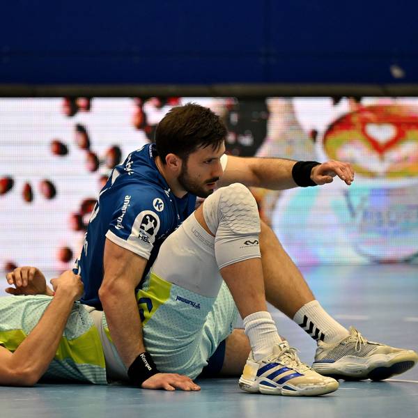 Julian Köster (VfL Gummersbach) gegen Tim Suton (TBV Lemgo).