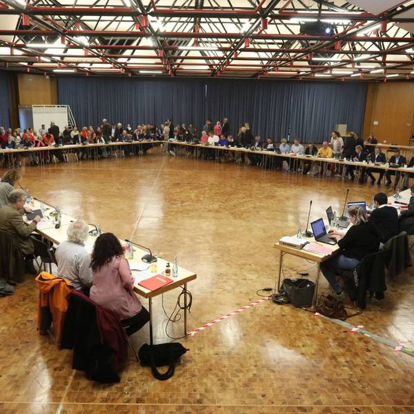 Der Stadtrat tagt in der Aula Oberpleis.