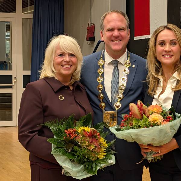 Das Foto zeigt die beiden neu gewählten Vizebürgermeisterinnen mit Blumensträußen und den Bürgermeister mit Amtskette.