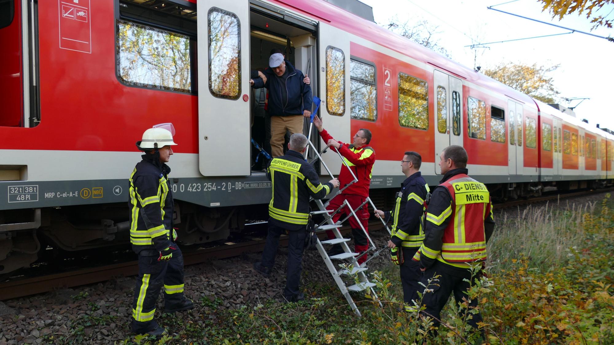 In der S-Bahn hatten rund 130 Passagiere gesessen, die durch die Feuerwehr evakuiert wurden.