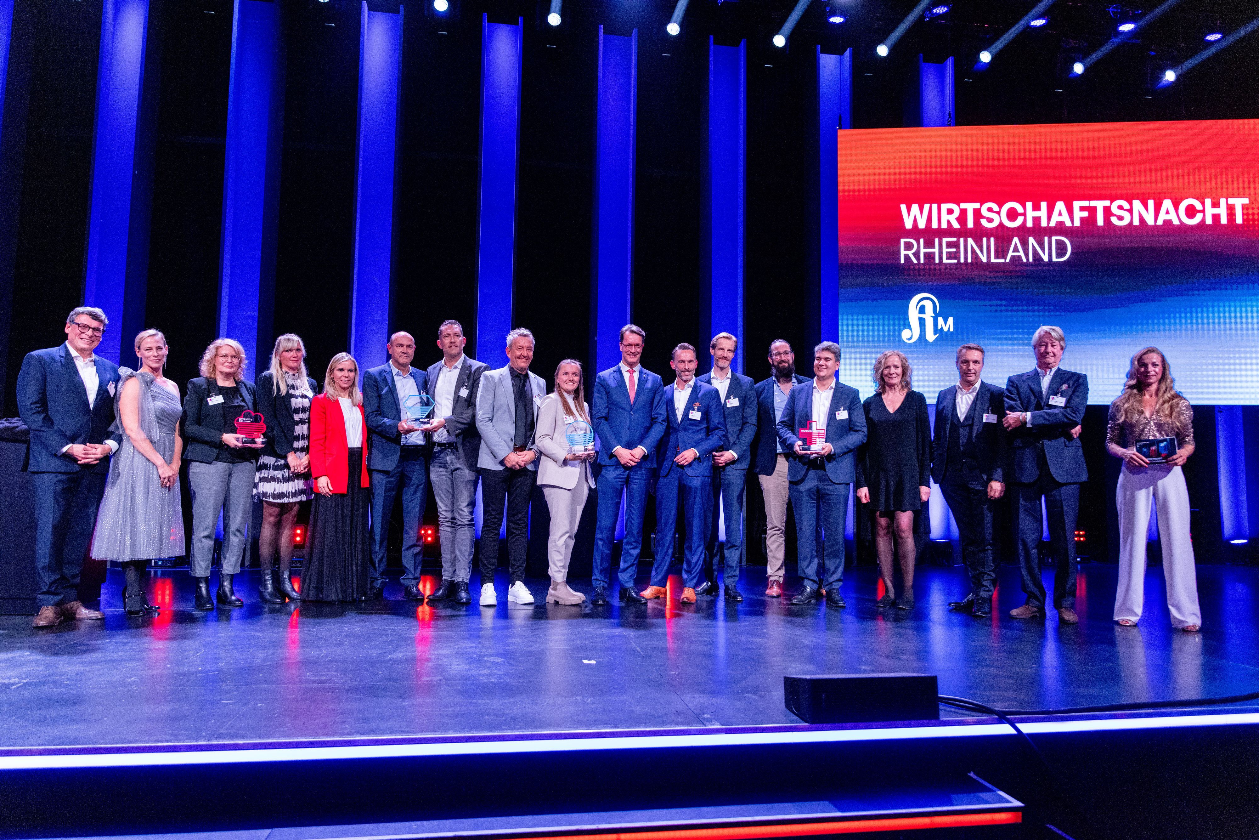 Gruppenbild aller Preisträger und Preisträgerinnen mit Ministerpräsident Hendrik Wüst. bei der 4. Wirtschaftsnacht Rheinland 2025 der Kölner Stadt-Anzeiger Medien unter dem Motto „Mission Possible - Zeit für neue Held:innen“