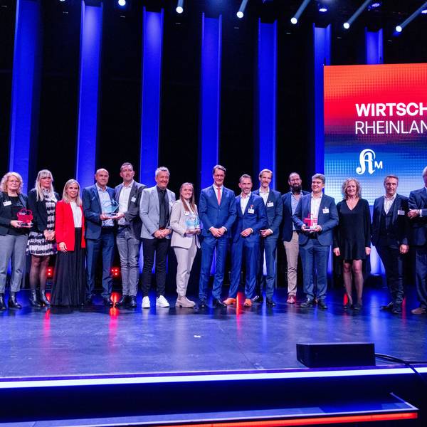 Gruppenbild aller Preisträger und Preisträgerinnen mit Ministerpräsident Hendrik Wüst. bei der 4. Wirtschaftsnacht Rheinland 2025 der Kölner Stadt-Anzeiger Medien unter dem Motto „Mission Possible - Zeit für neue Held:innen“